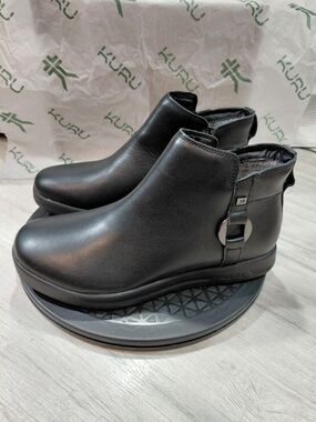 NEW KURU Women Tempo Jet Black Gunmetal Leather Ankle Boots Zip Closure SIZE 9.5